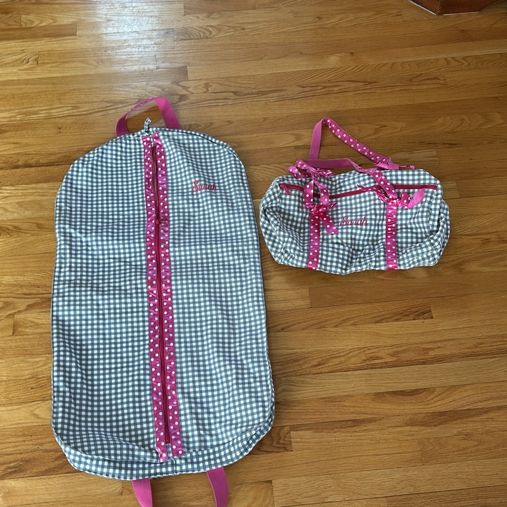 Adorable garment bag and matching tote bag
Gray and pink